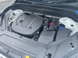 当店の認定中古車(VOLVO APPROVED CAR)はメーカー基準の車齢・走行に応じた内外装・機関の176項目もの項目に厳密な点検を実施。すべての基準を満たした自信を持ってお届けする中古車です。