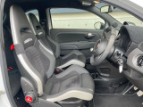 ●前席:ゆったりとしたドライバースペースで、長時間の運転でも快適にお過ごしいただけます。