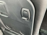 助手席シート後部には、コンビニフックが付いています。レジ袋等が引っ掛けれて便利です。(耐荷重:3kg)