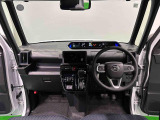 360&deg;UV&IRカット機能ガラス採用。見易い計器類と運転し易いレイアウトのドライビングポジションは、極細Aピラーの採用で視角も少なく前方&左右の見切りが良く安心して運転できます。