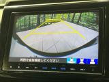 【バックカメラ】駐車時に後方がリアルタイム映像で確認できます。大型商業施設や立体駐車場での駐車時や、夜間のバック時に大活躍!運転スキルに関わらず、今や必須となった装備のひとつです!