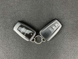 【スマートエントリーシステム】キーをポケットやバッグから取り出さなくてもドアの開閉やエンジンスタートができるすぐれものです。車の乗り降りも「スマート」に決めましょう♪