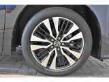 純正18インチアルミ、タイヤサイズは235/50R18です。