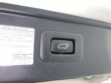 電動式バックドアです。 荷物を持ったままでもボタン一つで自動的に開け閉めできるので便利ですよ。 挟み込み防止機能も付いていますのでお子様の手や荷物を挟み込むのを防いでくれますよ。