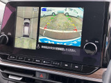 後方の映像に加えて車両周辺の様子も画面に表示され、駐車時の確認をサポートします。ガイド表示もあり、周囲を目視で確かめながら車庫入れを行えます。