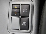 エンジンを使わずにモーターだけで走るEVモードやエコモードが搭載され、より一層の低燃費に貢献します。