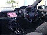 内装はシンプルに使い勝手を考え作られています。お車を運転する感覚をダイレクトに体感して頂けます。室内も広くロングドライブにも快適にお過ごしいただけます。