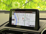 道路や周辺施設が画面上に表示され、現在地を確認しながら目的地までの道順を把握できます。地図を見ながら移動の予定を立てたいときにも、運転席から確認しやすい配置です。