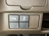 VSA装備車です。VSAはドライバーの操作と車の動きを見守っています。もし車の挙動が乱れたとき、4輪別々にブレーキをかけたり、エンジンパワーをしぼることによって車を安定させます。