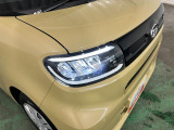 白く明るい光で夜間走行をサポートするLEDヘッドランプを搭載