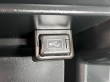 スマホやiPodを直接カーオーディオに接続できるAUX・USB端子や、携帯の充電などに便利なUSBポート(USB Type-C)を装備!車内にあると便利なアイテムのひとつですね
