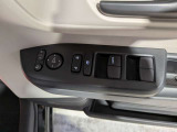 パワーウィンドウのスイッチですよ。運転席に居ながら窓を開け閉めのコントロールできます。