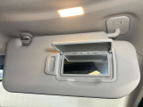 【運転席サンバイザー】鏡が付いているのでメイク直しなどにも便利★