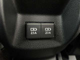 リヤ充電用USB端子付き。スマートフォンなどの充電に便利です。