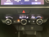 オートエアコンで、毎日のドライブを快適に。温度、風量を自動で調整し、理想的な車内環境を提供します。USBチャージャー搭載。スマートフォンなどの充電にとっても便利です。