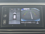 車両周囲を上から見た映像と後方の映像を同時に確認でき、駐車時の周囲確認をサポート。画面上の目安線も表示され、車庫入れや縦列駐車に役立ちます。
