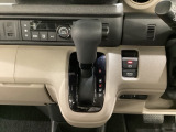 CVT車のセレクトレバーです。低速から高速まで、変速ショックのないスムーズな走りと、エンジン効率のよい領域を維持して燃費にも貢献します。サイドブレーキはスイッチ操作の電子制御パーキングブレーキです。
