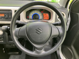 運転席正面にメーターや操作パネルがまとまり、必要な情報を確認しやすい配置です。手元のステアリングと合わせて、日々の運転を支える運転席まわりをご覧ください。