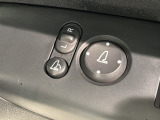 狭い駐車場で便利な電動格納ドアミラーが付いています。