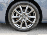 18インチ純正アルミホイールを装備。タイヤサイズは215/45R18となります。