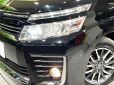 【LEDヘッドライト】悪天候や夜間走行時も良好な視界を確保し安心して運転できる高輝度LEDヘッドライトを装備!点灯速度が早く、消費電力も抑えられています。
