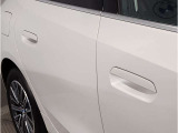 【デザインとの融合】BMWデザイナーが創り出したボディデザインを損なう事のない様に配置とデザインに拘っています。ドアノブについてもBMWの拘りに妥協はありません。