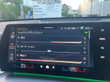 【ドライバーコックピット】人間工学に基づきドライバー中心にすべての操作パネルを設計。ドライバーが直感的に操作できる様にドライバー側にわずかに傾斜。常に運転に最適な姿勢/視線を保つ事が出来ます!