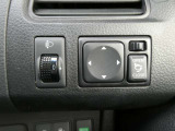 すれ違いに便利な電動格納ドアミラーとヘッドライトの高さ調節が出来るレベライザー付き!