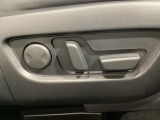 運転席にはパワーシートを装備!シート位置を記憶するメモリー機能付きなのでご夫婦で2名分セットすると便利です♪