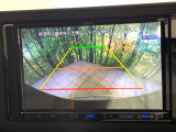 【バックカメラ】駐車時に後方がリアルタイム映像で確認できます。大型商業施設や立体駐車場での駐車時や、夜間のバック時に大活躍!運転スキルに関わらず、今や必須となった装備のひとつです!