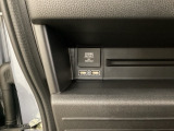 助手席前には横長のトレーとアクセサリーソケットがついています。その下に充電可能なUSB端子が2個ついていますので、手前のトレーにスマートフォンを置いて移動中でも充電できるので便利です。