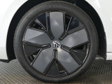 新デザインの19インチアルミホイールはガンメタ色になっています。