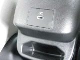 センターコンソール後部にUSB-C差し込み口あり。携帯の充電が出来ます。