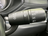 レバーには各種表示がまとめられ、必要な操作を確認しやすい仕様です。運転席から手の届く位置にあり、日常の運転をサポートしてくれます。