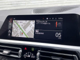 【純正ナビゲーション】BMWのナビゲーションは操作性も良く、詳細な地図情報と交通状況を見やすく表示し、快適なドライビングをサポートしながら目的地までナビゲートします。