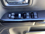 運転席の窓操作部分です。スイッチでミラーや窓の開閉が電動で行えます。
