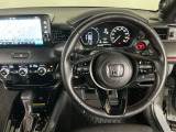 【ハンドル】運転にかかわる様々な操作を安全に行えるように視点移動が少なく操作性に配慮されたスイッチ類が凝縮されたコックピットです。