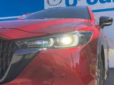 シャープなデザインのLEDヘッドライトを採用。白色光で前方を照らし、フロントフェイスの存在感を高めるとともに、上質な印象を演出します。