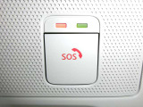 SOSコールは急病時やあおり運転被害などの危険を感じた時スイッチを押すと専門のオペレータに繋がって警察や消防への連携をサポートしてくれます。万が一の事故発生時にはエアバッグ展開と連動して自動通報します。