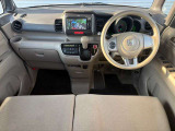 運転席廻りの画像です。操作スイッチ類もキレイな状態です。専門のスタッフが内外装を清掃・きめ細かい箇所までクリーニングしています