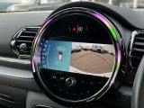 後方の映像を車載画面に表示するバックカメラ。駐車や車庫入れをサポートし、ガイドラインで距離や角度を確認でき、安全でスムーズな運転を助けます。