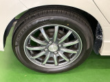 純正アルミホイールです。足元が引き立つので、車全体のイメージがアップしますよ!