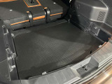 ラゲッジアンダーボックスも装備されております。荷物を載せたり、荷室が広くなりますので大型荷物も載せることができます。