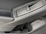 パワーウィンドウのスイッチですよ。運転席に居ながら窓を開け閉めのコントロールできます。