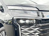 【LEDヘッドライト】悪天候や夜間走行時も良好な視界を確保し安心して運転できる高輝度LEDヘッドライトを装備!点灯速度が早く、消費電力も抑えられています。