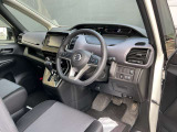 全方位で視界が広く見晴らしのよい運転席。安心して運転できます。