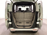 開口部も広く荷物の積み下ろしもしやすいお車となっております。シートの背もたれは5:5の割合で背もたれを可倒でき、前後のシートスライドもできるので荷室をひろげることができます。