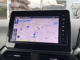 地図表示や各種メニューを画面上で確認でき、ナビゲーションや音声コンテンツの利用をまとめて行える装備です。見やすい位置に収まり、日々の移動をサポートします。