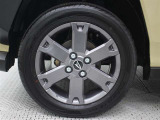 15インチアルミホイール(ガンメタリック塗装)を装着しています。タイヤサイズ165/65R15