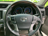 ステアリングから手を離さずに音量や表示の操作ができるスイッチを備え、運転中も必要な機能にアクセスしやすい仕様です。メーターの視認性にも配慮された運転席です。